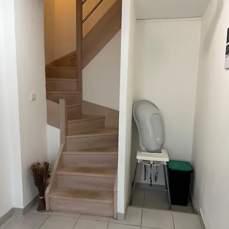 アパート Proche Avec Au 1er Etage Et 1 Au 2eme Etage Avec Baignoire *