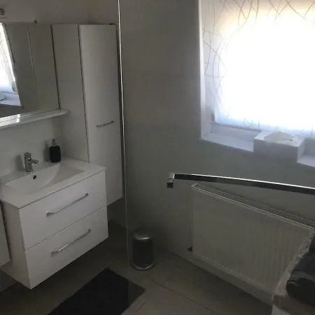 Proche Avec Au 1er Etage Et 1 Au 2eme Etage Avec Baignoire アパート *