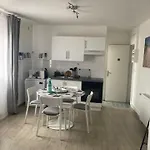 Proche Avec Au 1er Etage Et 1 Au 2eme Etage Avec Baignoire Appartement *