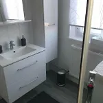 Proche Avec Au 1er Etage Et 1 Au 2eme Etage Avec Baignoire *