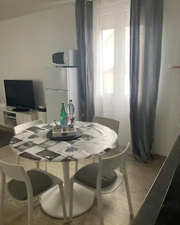Proche Avec Au 1er Etage Et 1 Au 2eme Etage Avec Baignoire דירה Berck