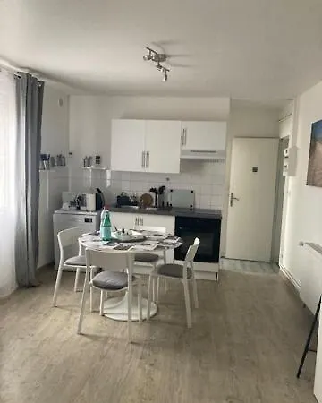 Proche Avec Au 1er Etage Et 1 Au 2eme Etage Avec Baignoire דירה *