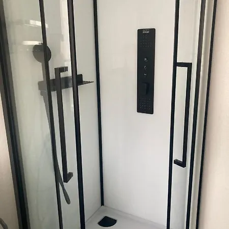 Proche Avec Au 1er Etage Et 1 Au 2eme Etage Avec Baignoire Appartement