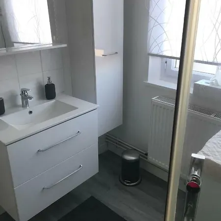 Proche Avec Au 1er Etage Et 1 Au 2eme Etage Avec Baignoire *